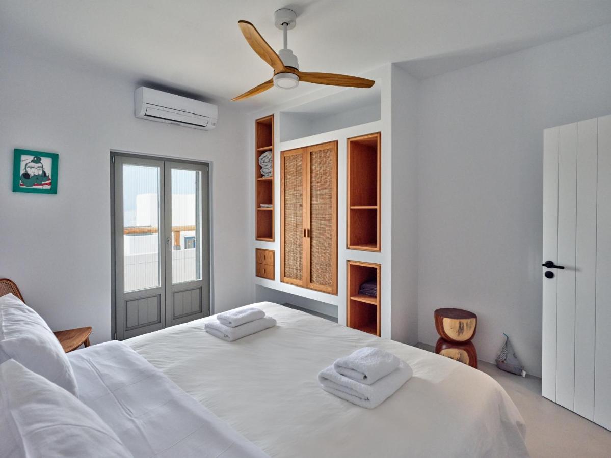 Siora Of Paros - Ammiralis & Castelis Naousa (Paros)